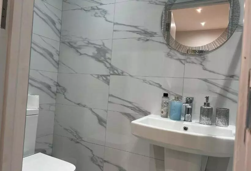 Hotelli Private Apartment  Centre Of West London  Next To Tube Station & Bus Link