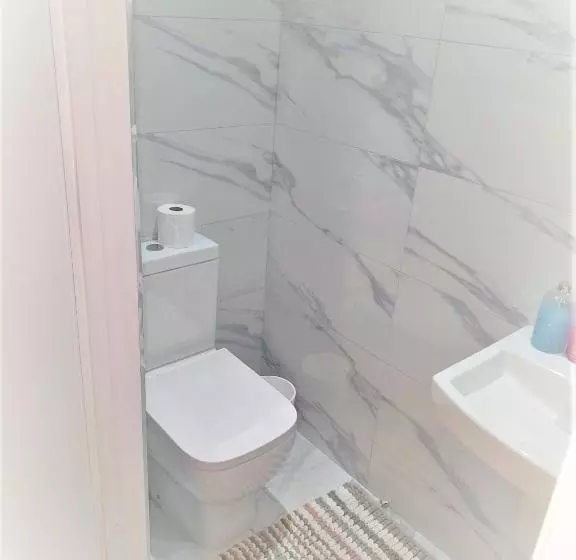 Hotelli Private Apartment  Centre Of West London  Next To Tube Station & Bus Link