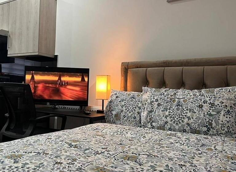 Отель Private Apartment  Centre Of West London  Next To Tube Station & Bus Link