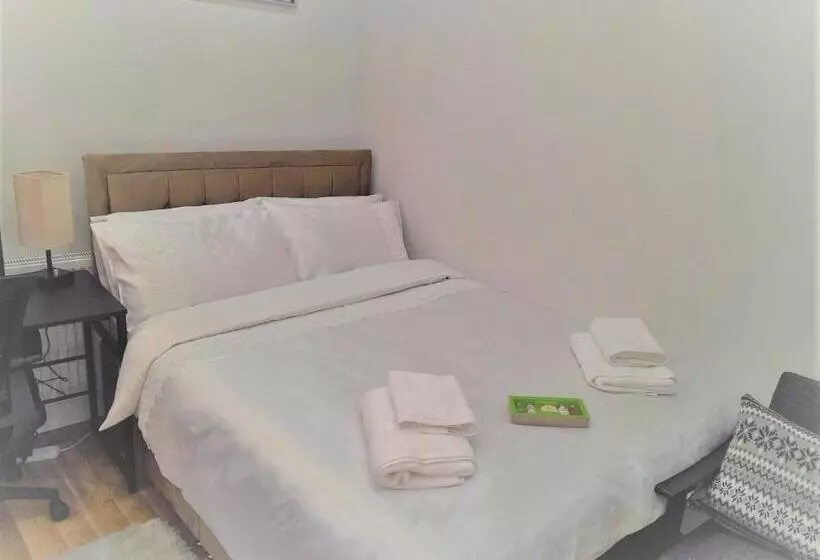 Hotelli Private Apartment  Centre Of West London  Next To Tube Station & Bus Link