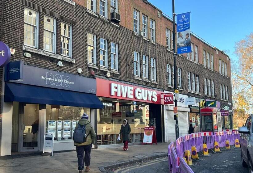 Отель Private Apartment  Centre Of West London  Next To Tube Station & Bus Link