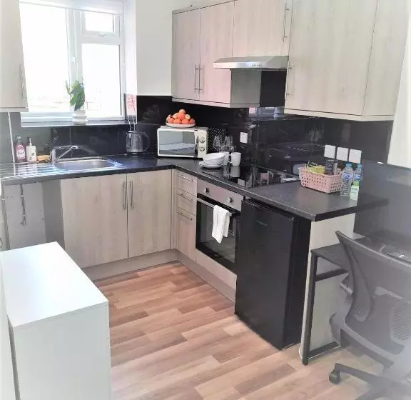 Hotelli Private Apartment  Centre Of West London  Next To Tube Station & Bus Link