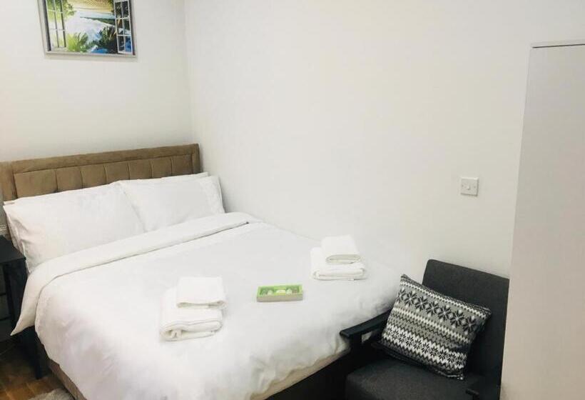Отель Private Apartment  Centre Of West London  Next To Tube Station & Bus Link