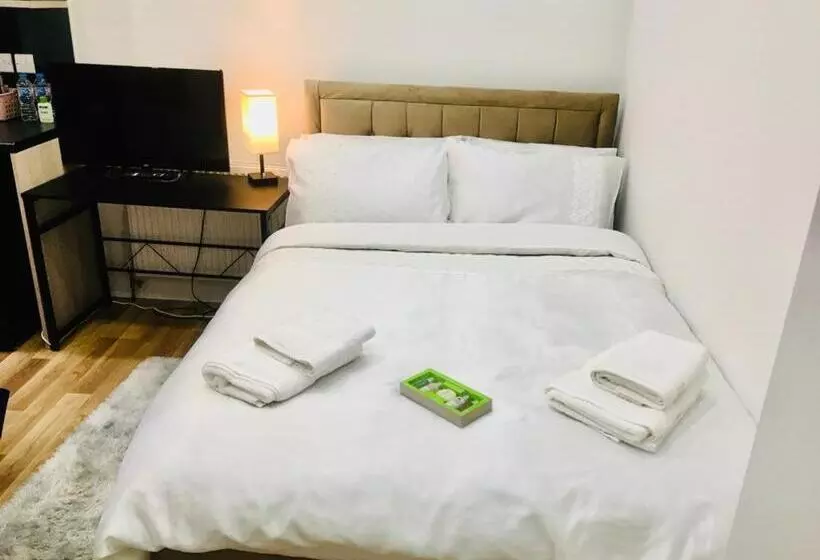 Hotelli Private Apartment  Centre Of West London  Next To Tube Station & Bus Link