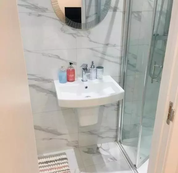 Hotelli Private Apartment  Centre Of West London  Next To Tube Station & Bus Link