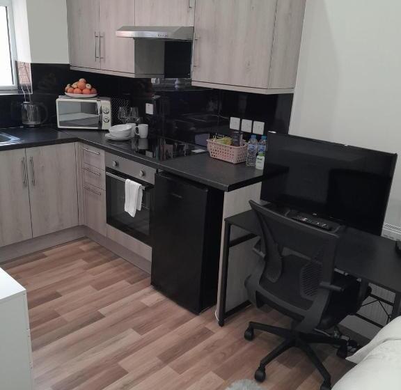 Отель Private Apartment  Centre Of West London  Next To Tube Station & Bus Link