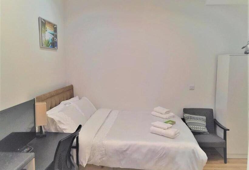 Отель Private Apartment  Centre Of West London  Next To Tube Station & Bus Link
