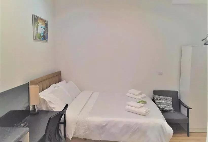Hotelli Private Apartment  Centre Of West London  Next To Tube Station & Bus Link