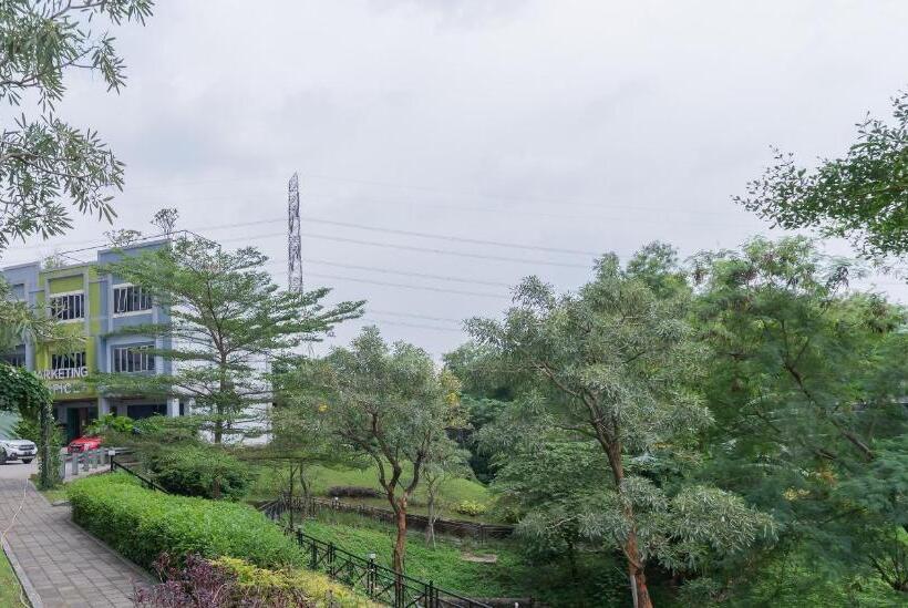 בית מלון כפרי Redliving Apartemen Gunung Putri   Sirooms