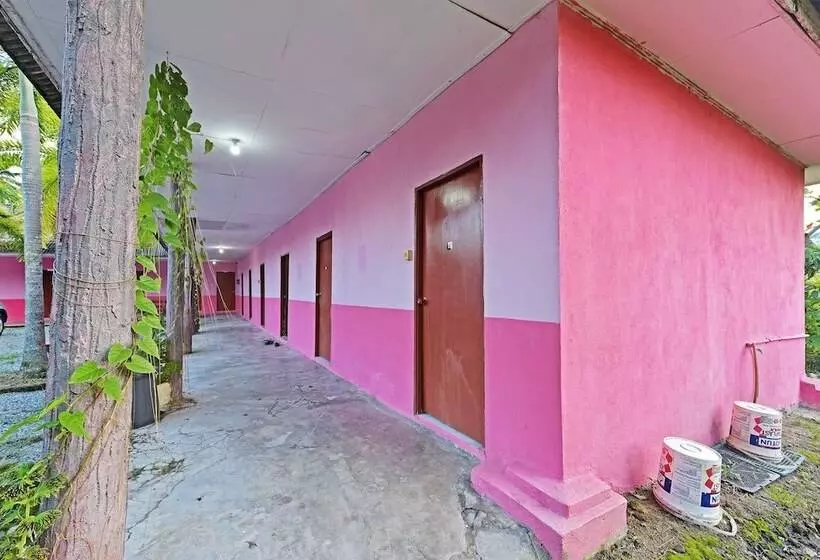 Hotelli Oyo 90689 Chalet Kak Siti