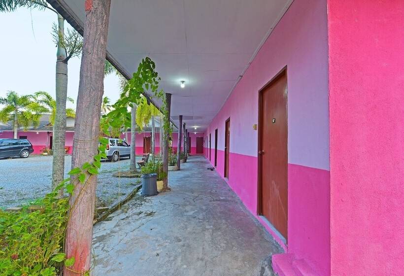 هتل Oyo 90689 Chalet Kak Siti