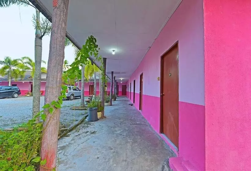 Hotelli Oyo 90689 Chalet Kak Siti