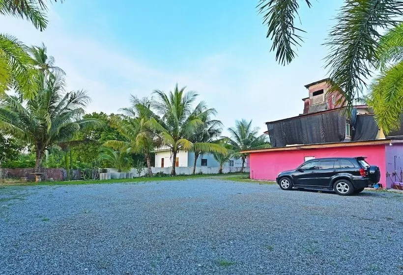 Hotelli Oyo 90689 Chalet Kak Siti