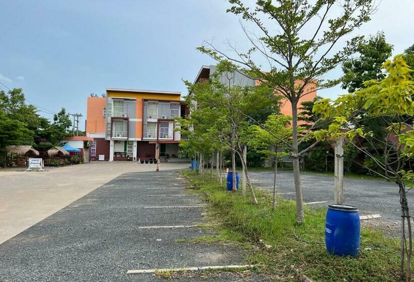 호텔 โรงแรมช้างใหญ่ใจดี