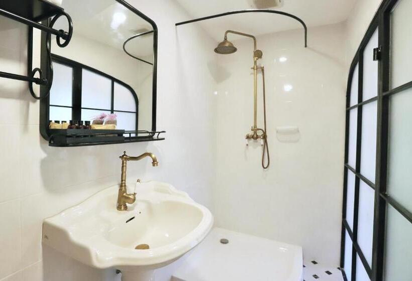 Отель Moon River Village