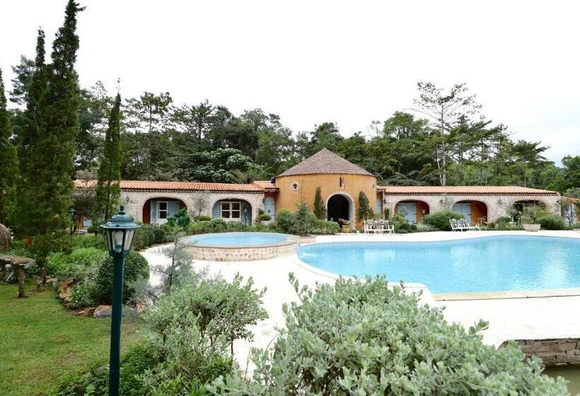 Отель Moon River Village