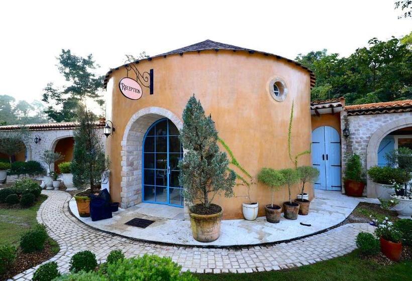 Отель Moon River Village