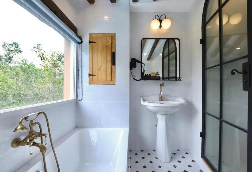 Отель Moon River Village