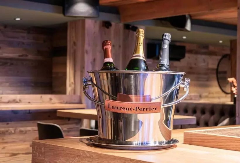 Hotelli No 8 Bed & Bar