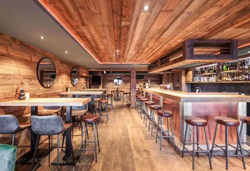 Hotelli No 8 Bed & Bar