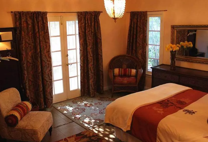 Cinema Suites Bed & Breakfast Hsr1919001050