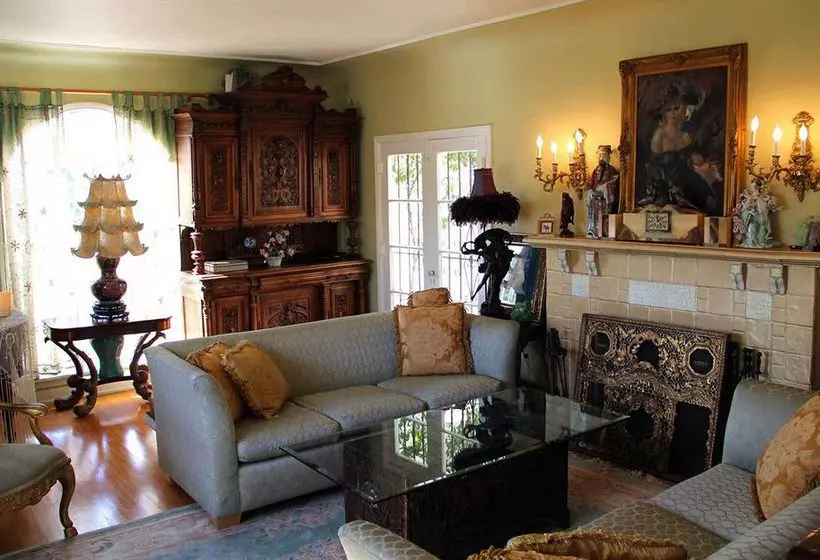 Cinema Suites Bed & Breakfast Hsr1919001050