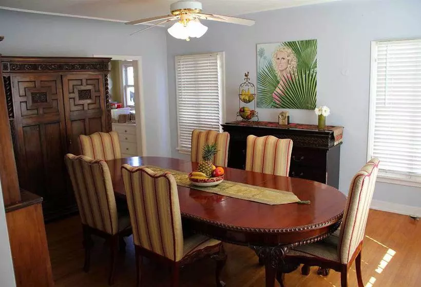 Cinema Suites Bed & Breakfast Hsr1919001050