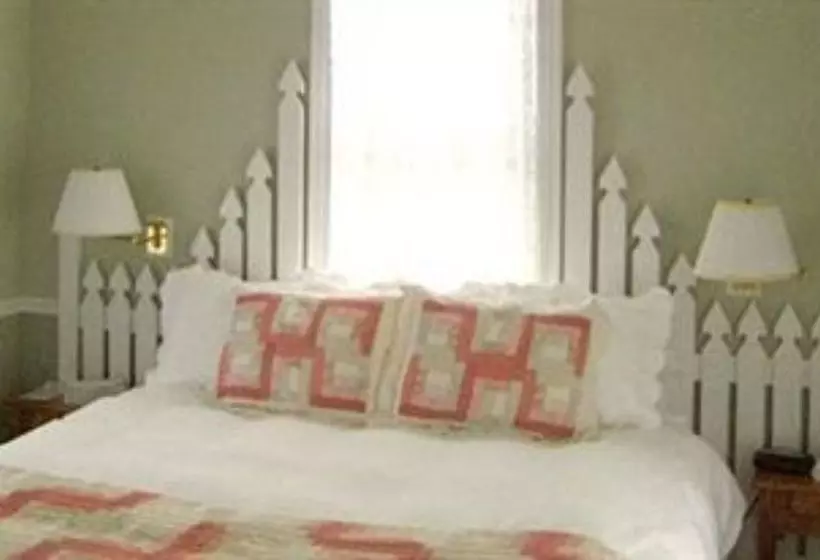 ベッドアンドブレックファースト The Maple Leaf Inn