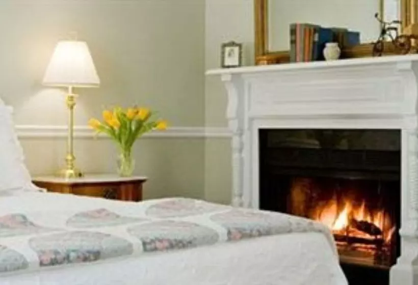 ベッドアンドブレックファースト The Maple Leaf Inn