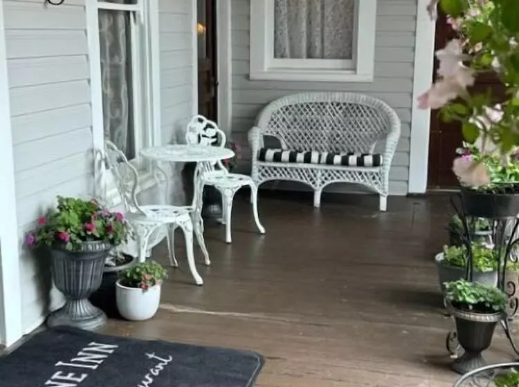 ベッドアンドブレックファースト Woodbine Inn And Restaurant