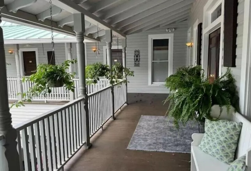 ベッドアンドブレックファースト Woodbine Inn And Restaurant