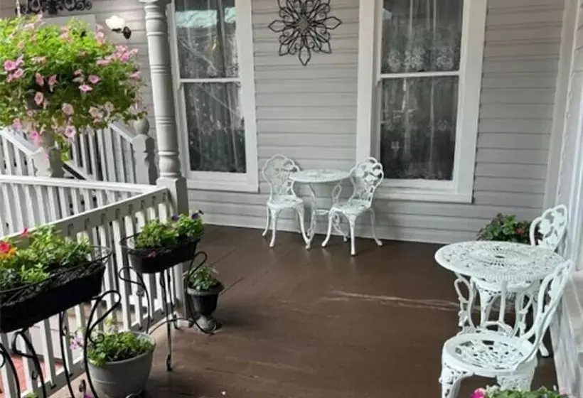 ベッドアンドブレックファースト Woodbine Inn And Restaurant