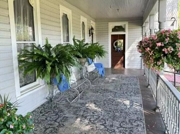 ベッドアンドブレックファースト Woodbine Inn And Restaurant