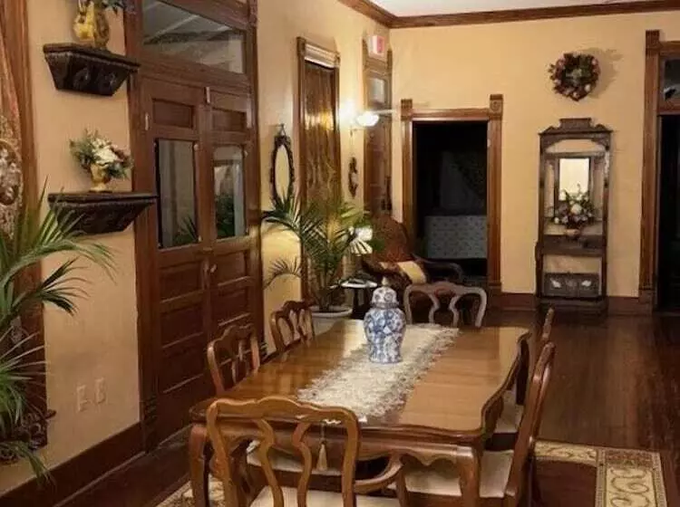 ベッドアンドブレックファースト Woodbine Inn And Restaurant