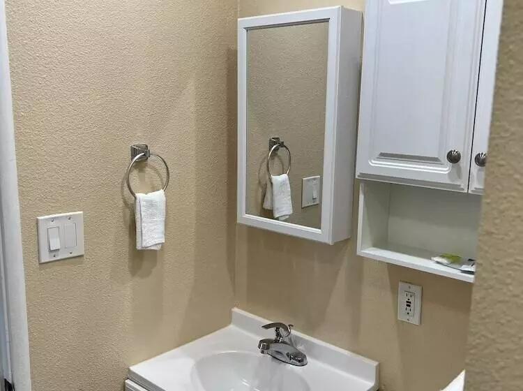 Отель Studio Inn Livermore