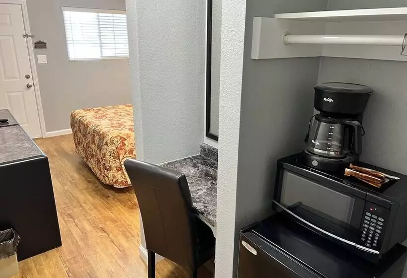 Отель Studio Inn Livermore