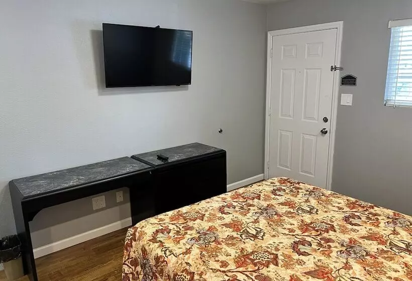 Отель Studio Inn Livermore