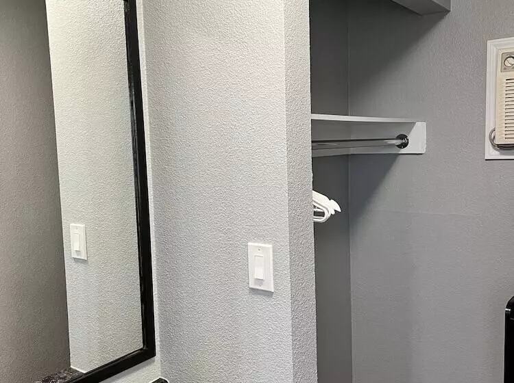 Отель Studio Inn Livermore