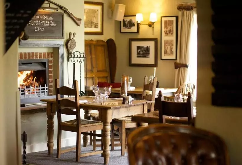 Отель The Woolpack Inn