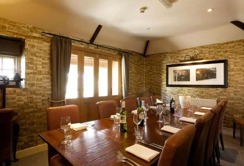 Отель The Woolpack Inn