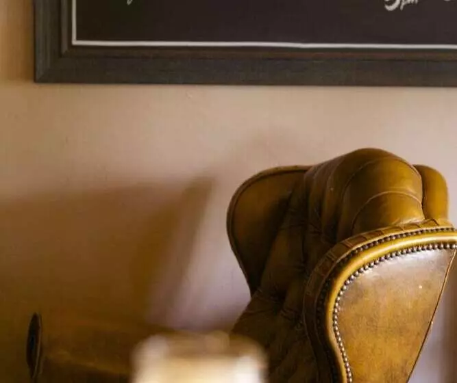 Отель The Woolpack Inn