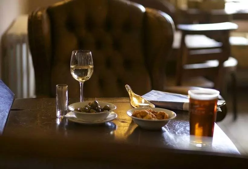 Отель The Woolpack Inn