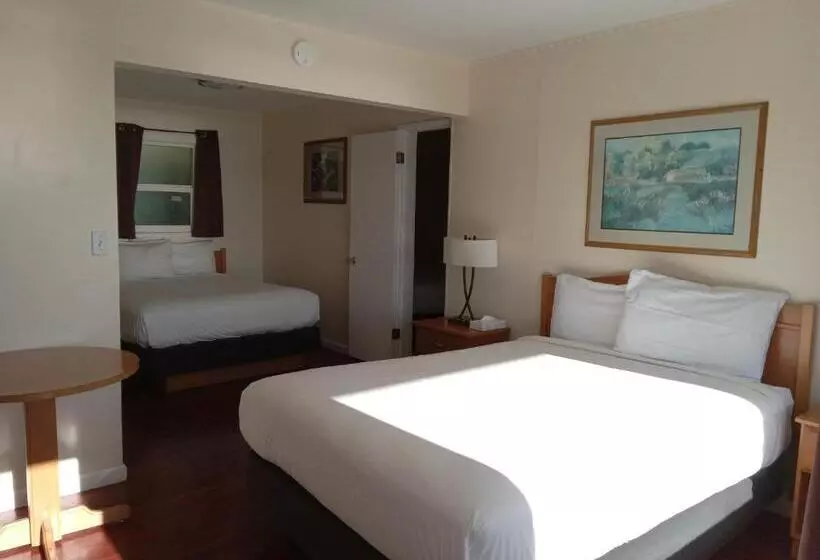 מוטל Blue Coast Inn & Suites