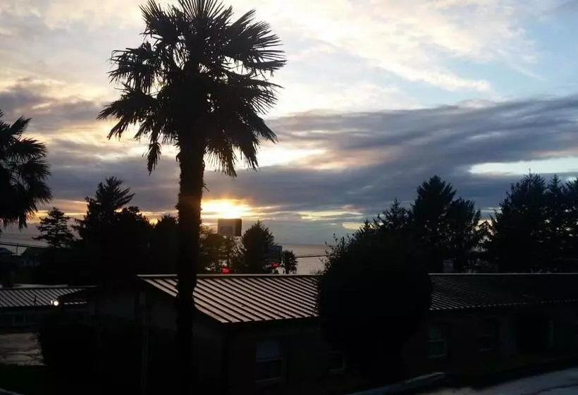 מוטל Blue Coast Inn & Suites