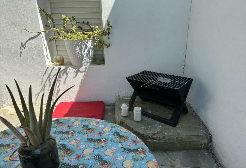 펜션 Mediterranean Poolside Garden Cottage