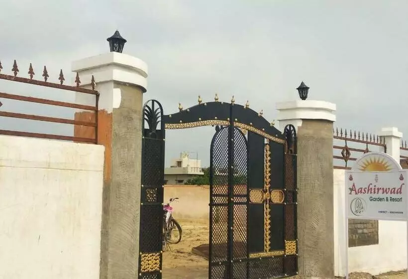 ホテル Aashirwad Garden & Resort