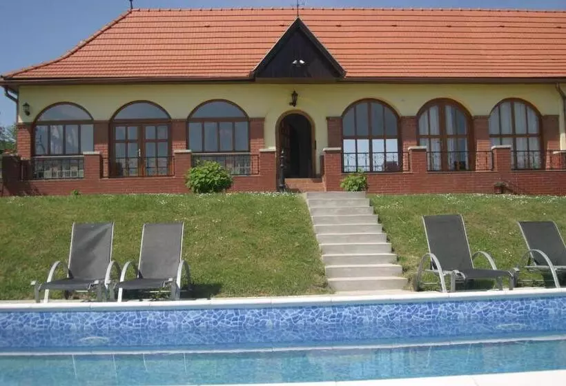 ペンション Villa Teleki