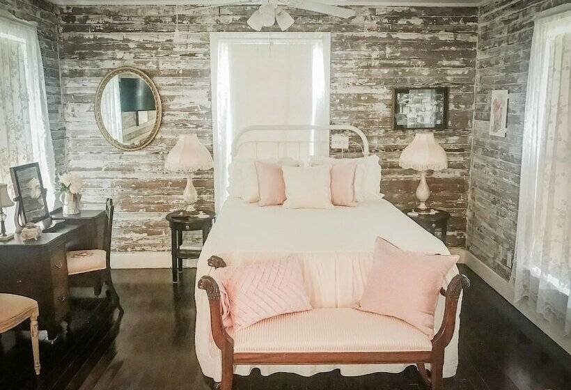 هتل Adams League Historic Inn