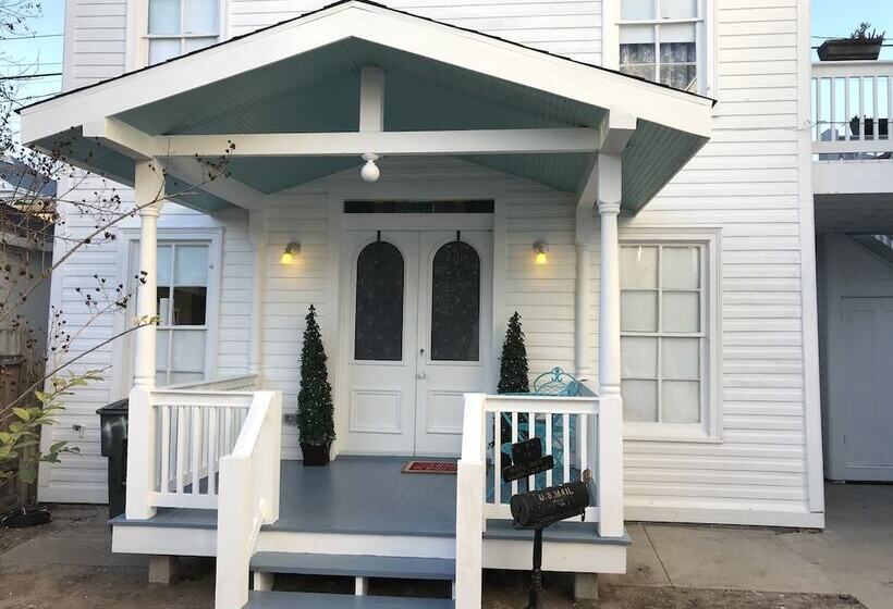 هتل Adams League Historic Inn