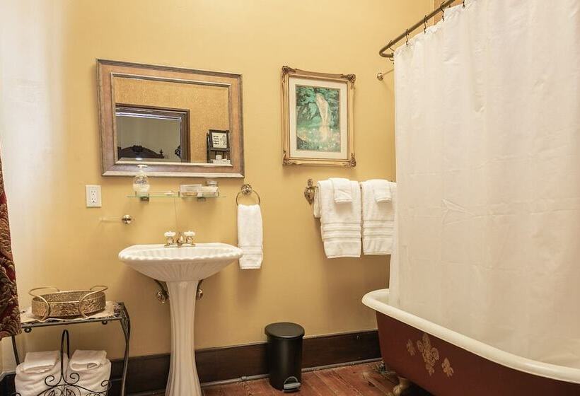 هتل Adams League Historic Inn